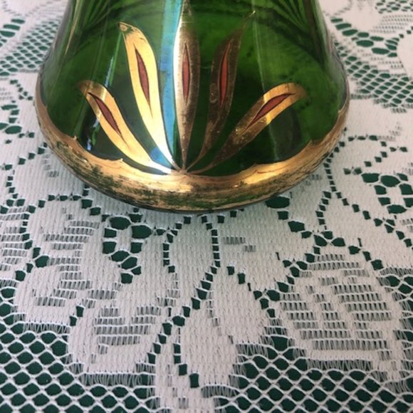 VINTAGE GREEN GLASS GILT VASE HAND PAINTED - Picture 7 of 10